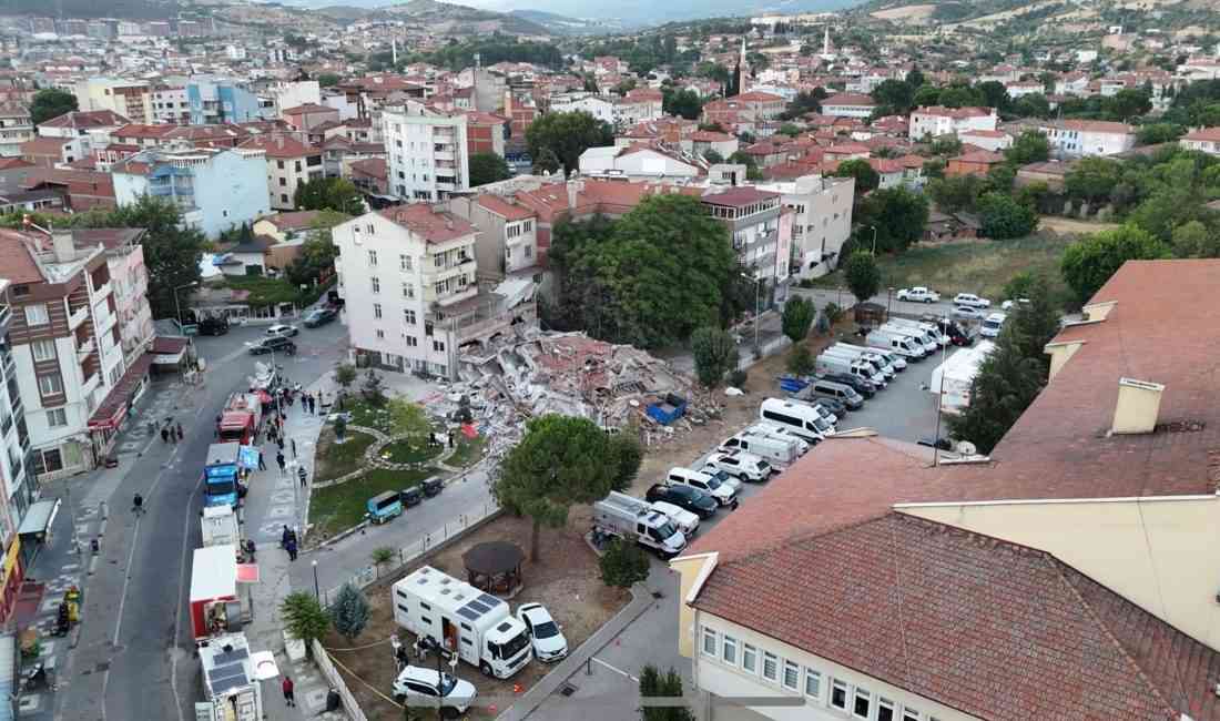 Balıkesir’in Sındırgı ilçesinde 6.1 büyüklüğündeki deprem, ilçede büyük hasara yol