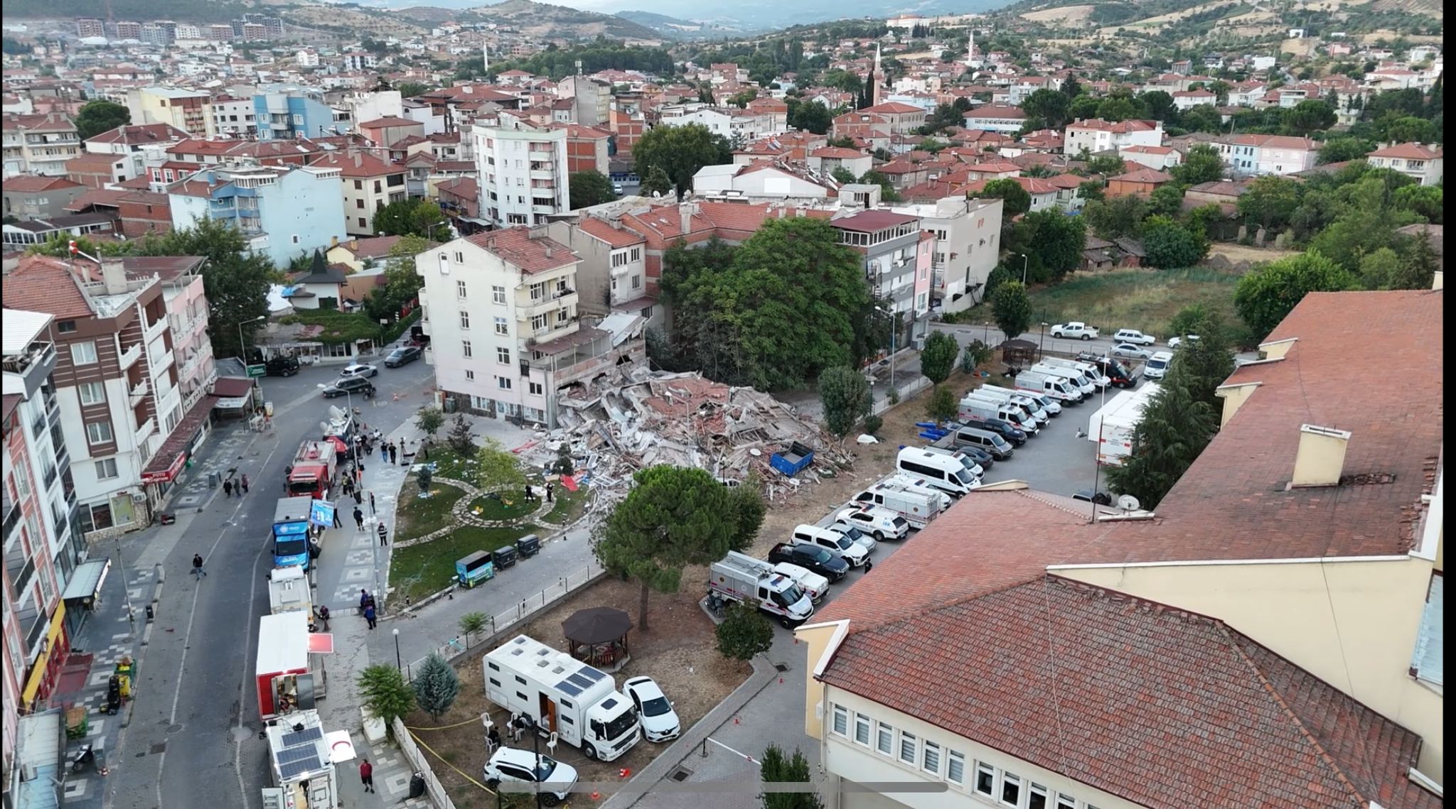 Balıkesir’in Sındırgı ilçesinde 6.1 büyüklüğündeki deprem, ilçede büyük hasara yol