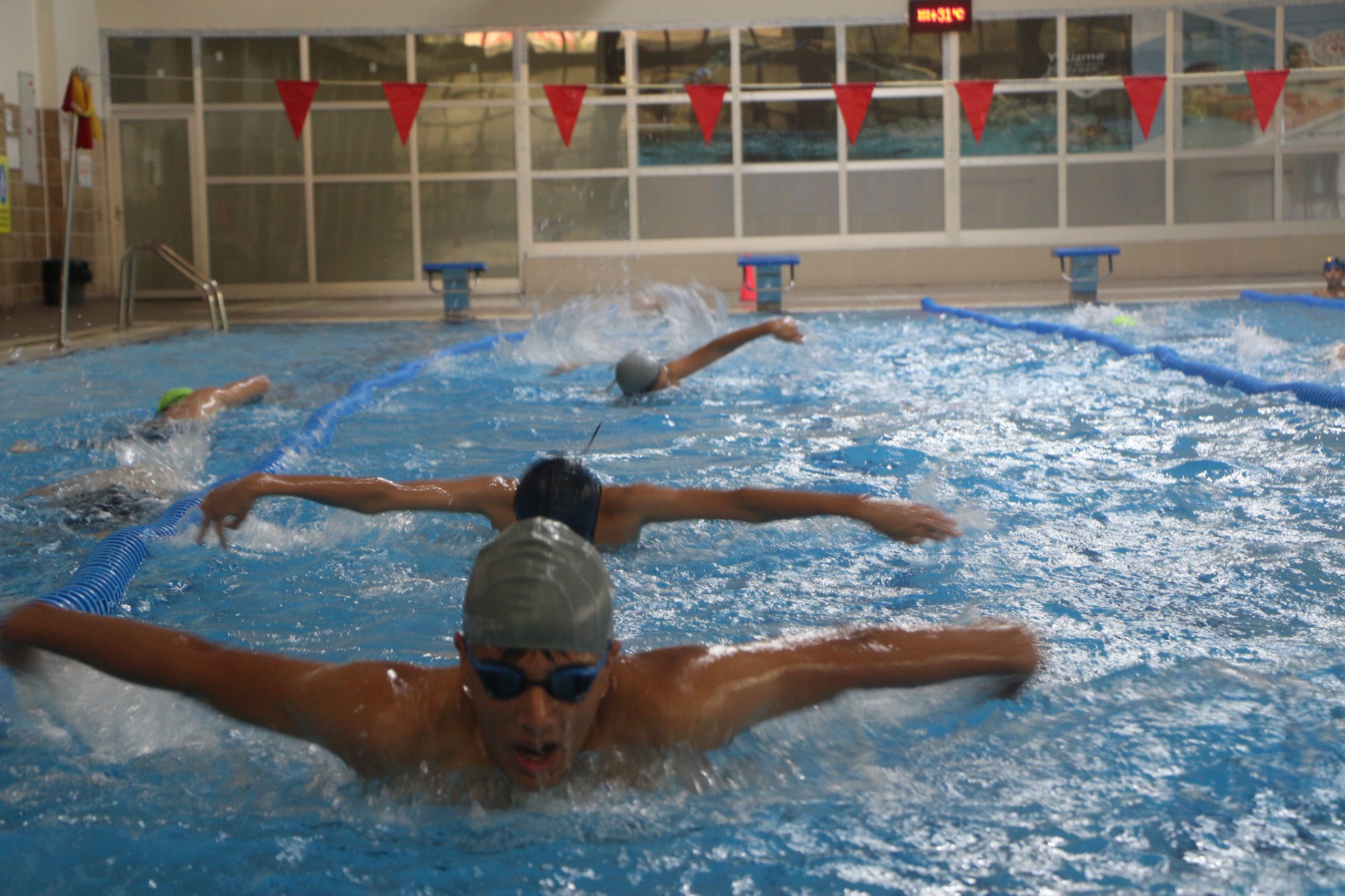Gençlik ve Spor Bakanlığı tarafından yürütülen ‘Yüzme Bilmeyen Kalmasın’ projesi,