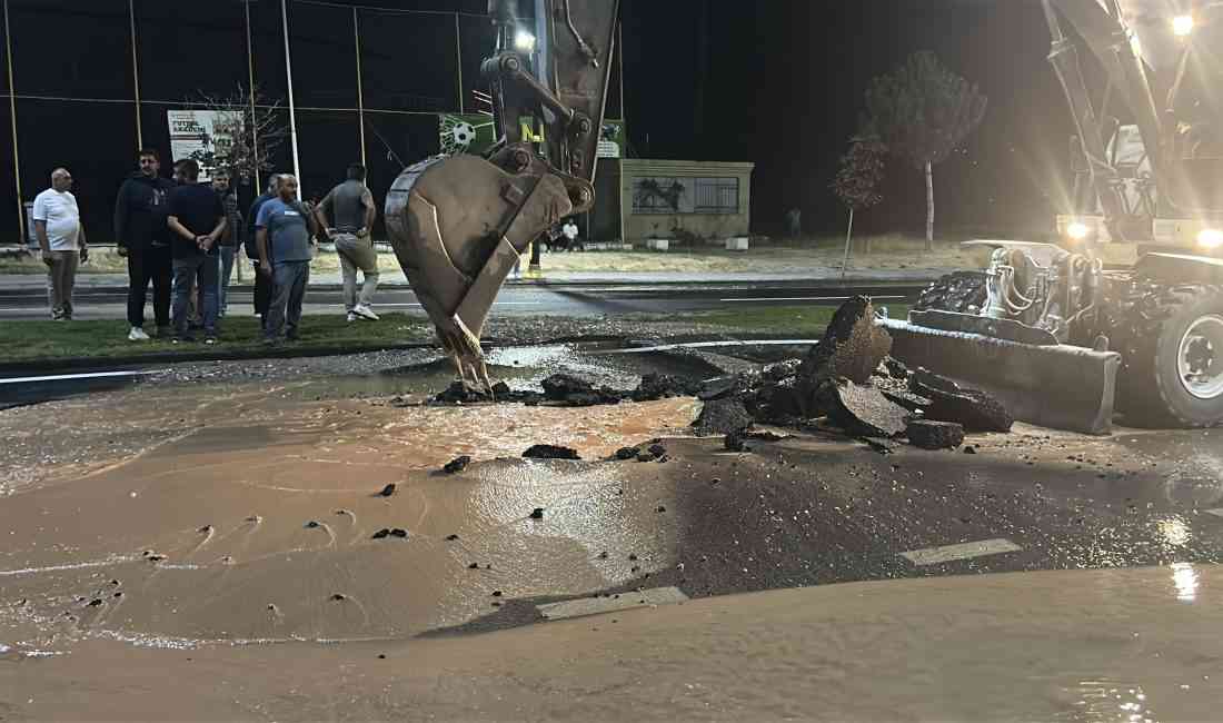 Sivas’ta Kümbet Mahallesi Muhsin Yazıcıoğlu Bulvarı üzerinde ana hat su