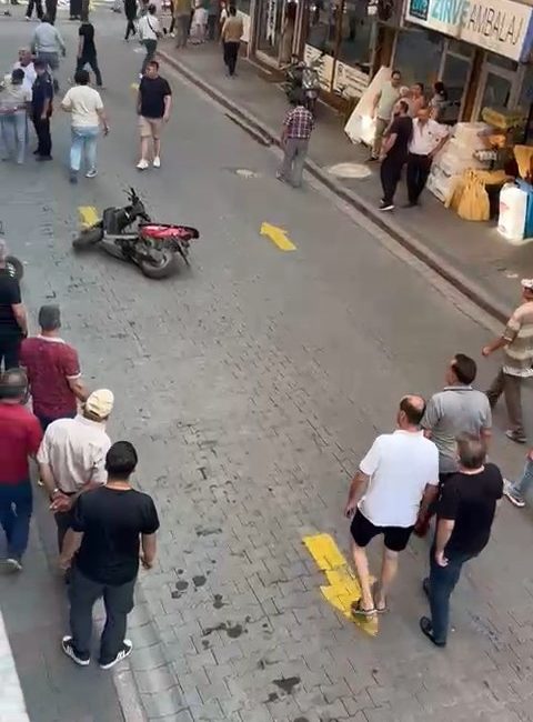 Zonguldak’ta Tabancayla Dehşet: 3 Yaralı, 1 Tutuklu Zonguldak’ın Devrek ilçesinde, tartıştığı Sercan K.’yı (30) tabancayla vuran Ayhan