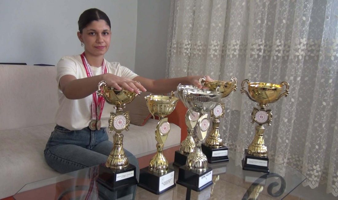 Hatay’ın Kumlu ilçesinde yaşayan 17 yaşındaki Ayşe Seçmen, üç yıl