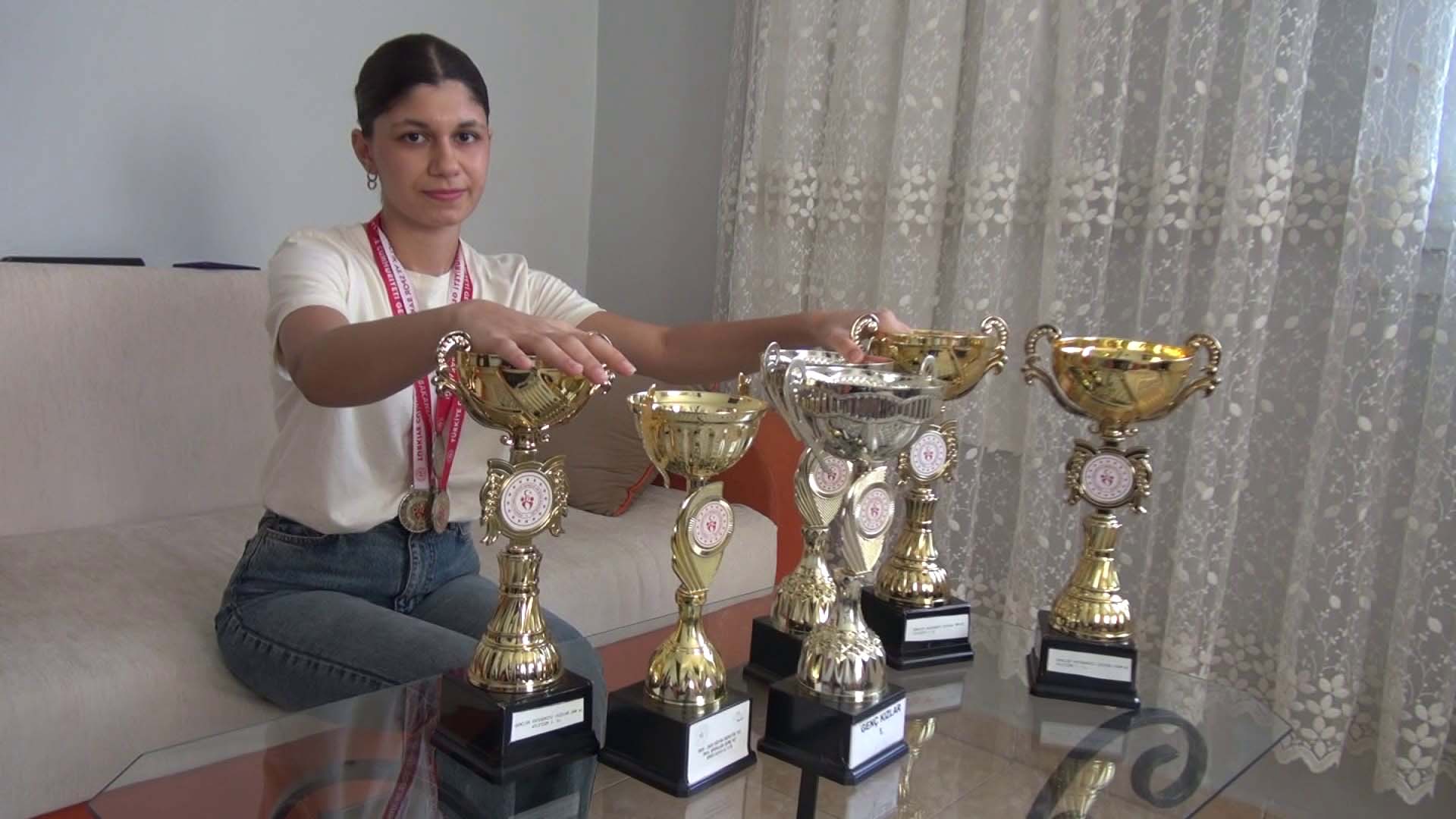 Hatay’ın Kumlu ilçesinde yaşayan 17 yaşındaki Ayşe Seçmen, üç yıl