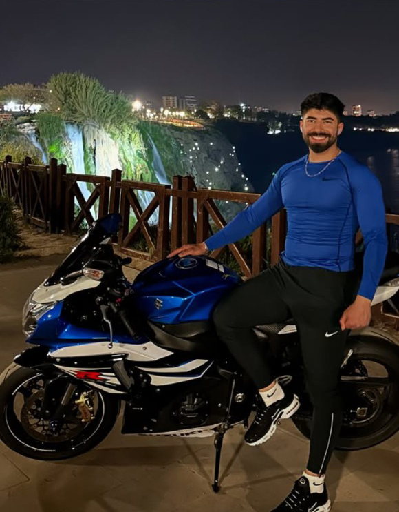 Kocaeli’de, sosyal medya ünlüsü Deniz Servan Narin’in motosikletiyle TIR’a arkadan