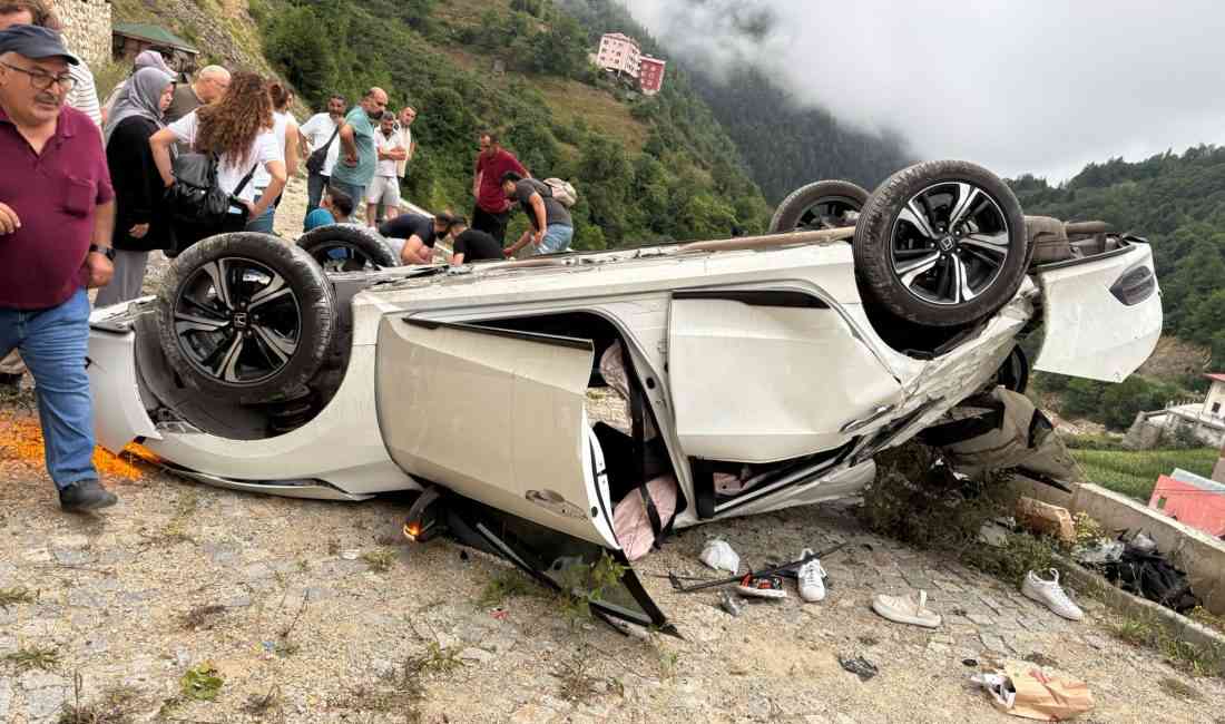 Giresun’un Dereli ilçesinde park etmek için manevra yapan otomobil, sürücüsünün