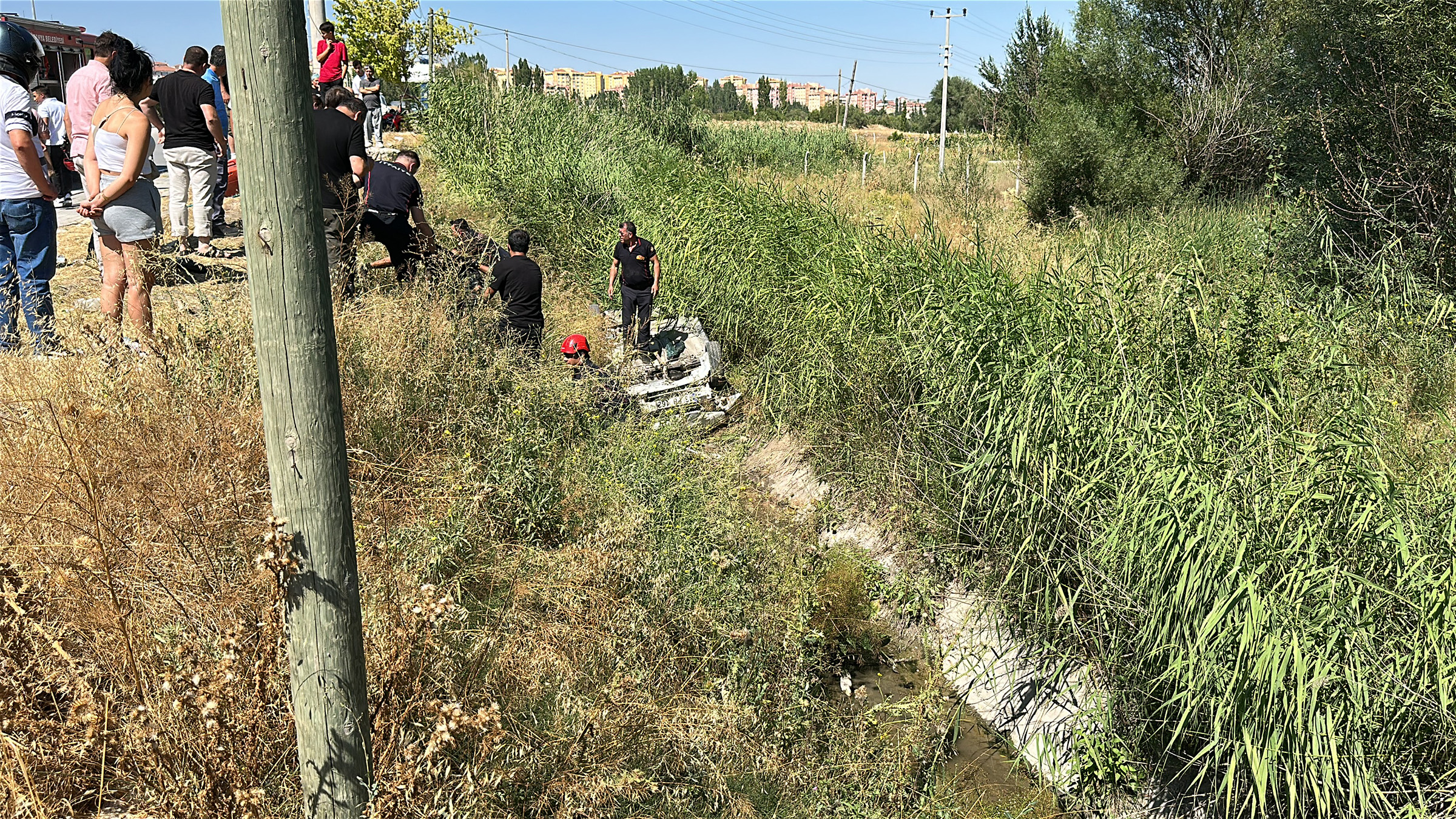 Kütahya’nın Akkent Mahallesi’nde meydana gelen kazada, H.Ö. (34) yönetimindeki otomobil