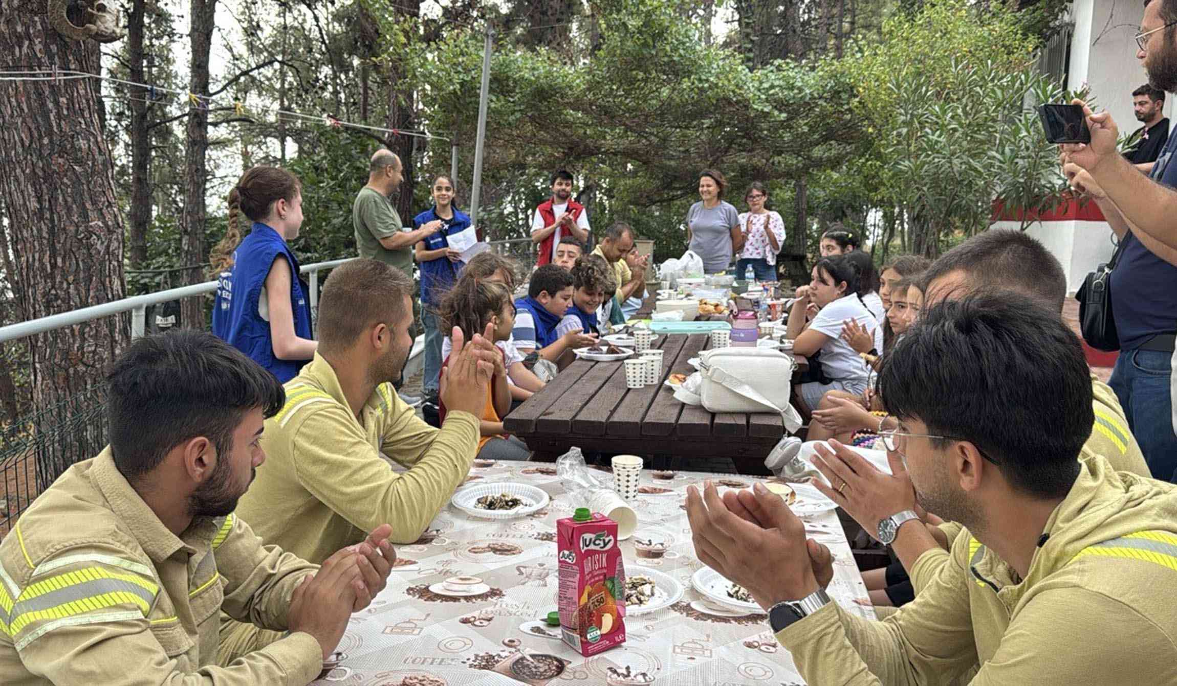 Gençlik Merkezi Öğrencilerinin Anlamlı ZiyaretiTekirdağ’da Gençlik Merkezi öğrencileri, orman yangınlarında