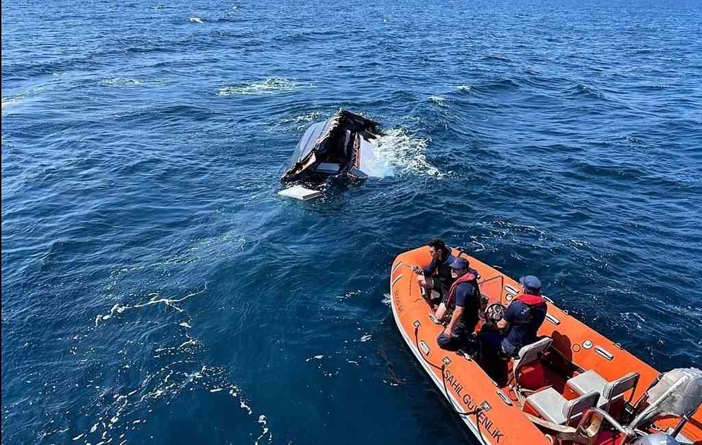 Yalova’dan Bozcaada’ya gitmek üzere açılan teknesi parçalanmış ve yarı batık