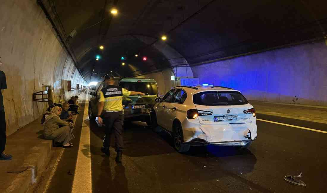 Kocaeli’nin İzmit ilçesinde, TEM Otoyolu’nda İstanbul yönünde Gültepe Tüneli’nde meydana