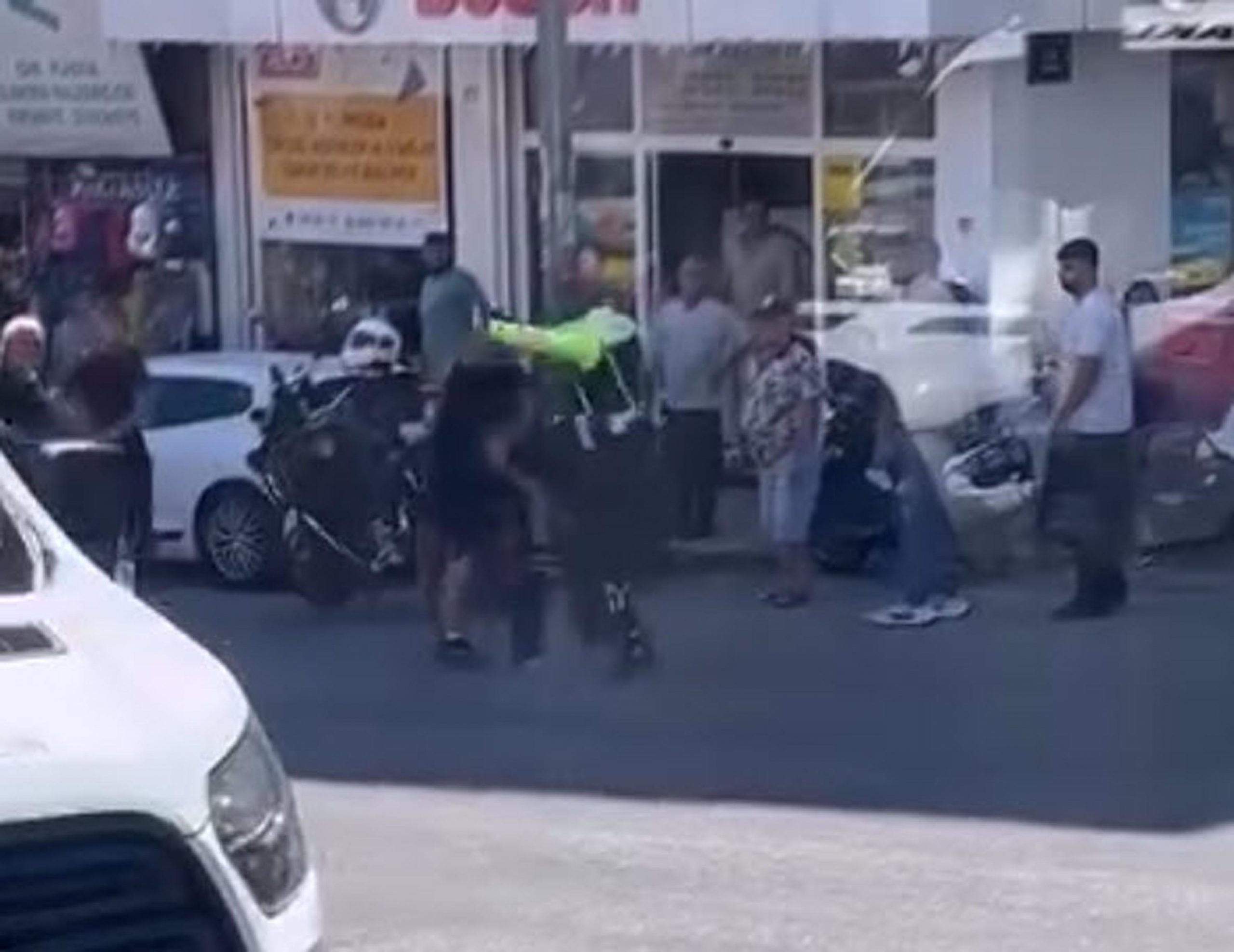 İzmir’in Eşrefpaşa Caddesi’nde, işlem yapmak isteyen trafik polisine tekmeli ve