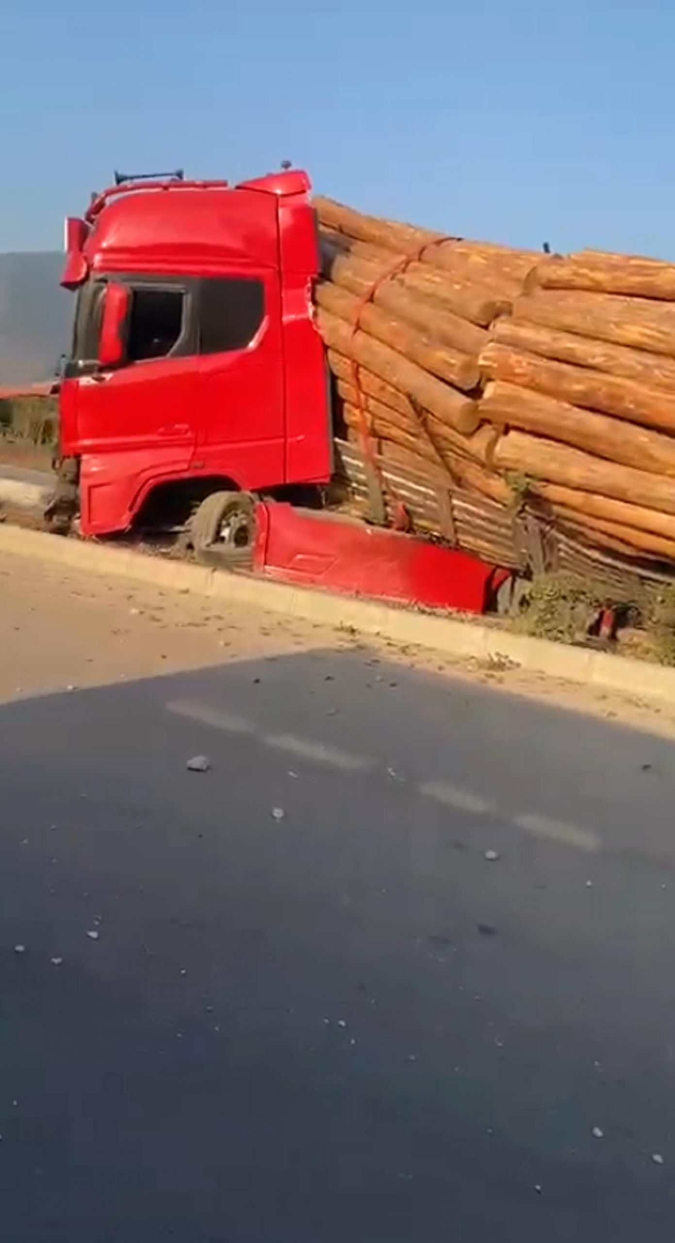 Antalya’nın Finike ilçesinde sabah saatlerinde kontrolden çıkan bir TIR, refüje