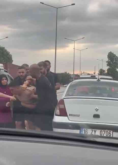 Bursa’nın Osmangazi ilçesinde, trafikte yol vermeme nedeniyle çıkan tartışma, tekme