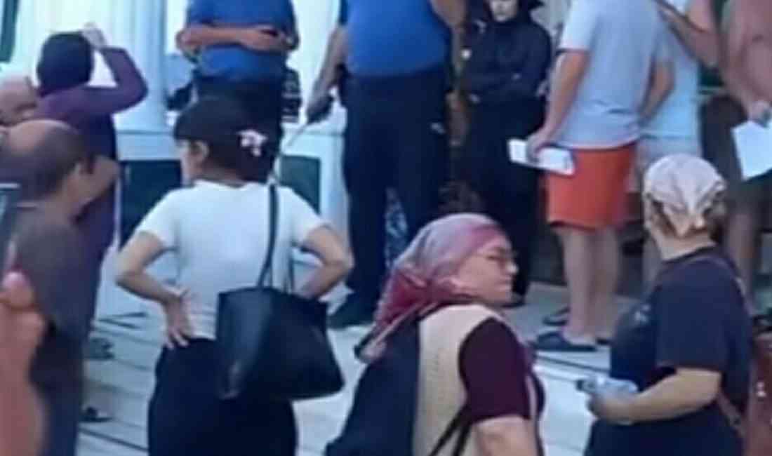 AYDIN’ın Kuşadası ilçesindeki turistik bir tesiste çalışanlar, maaşlarını alamadıklarını belirterek