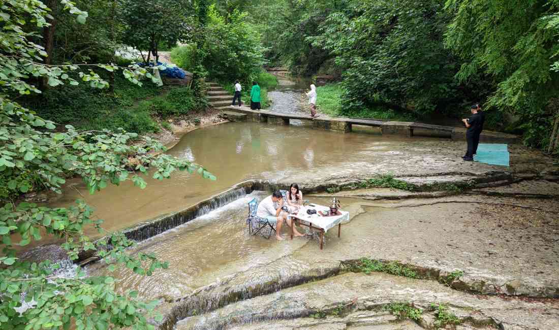Trabzon’un Hayrat ilçesine bağlı Gülderen Şelalesi, doğal aşınmalar sonucu basamak