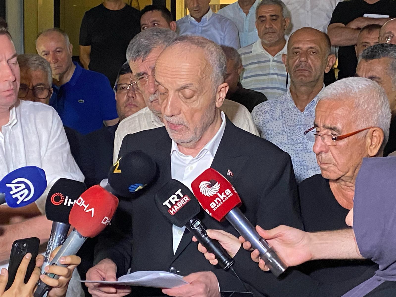 Külliye Toplantısı Sonrası Sendika Yöneticileriyle GörüştüTÜRK-İŞ Genel Başkanı Ergün Atalay,