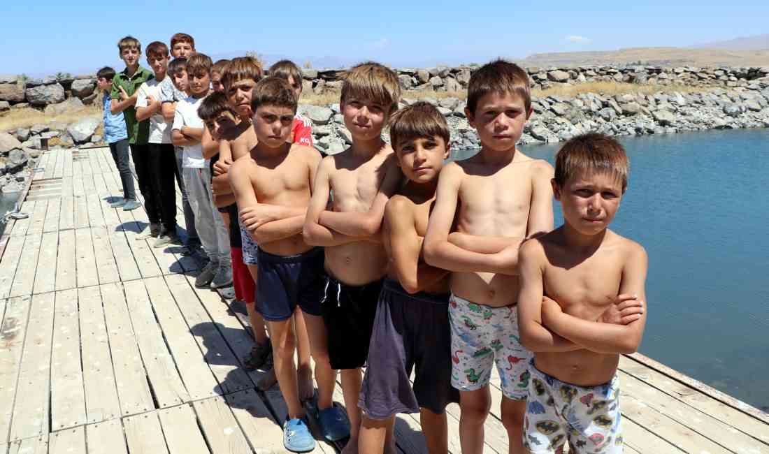 Van Gölü kıyısındaki Tuşba ilçesi Yaylıyaka Mahallesi’nde yaşayan çocuklar, yaz