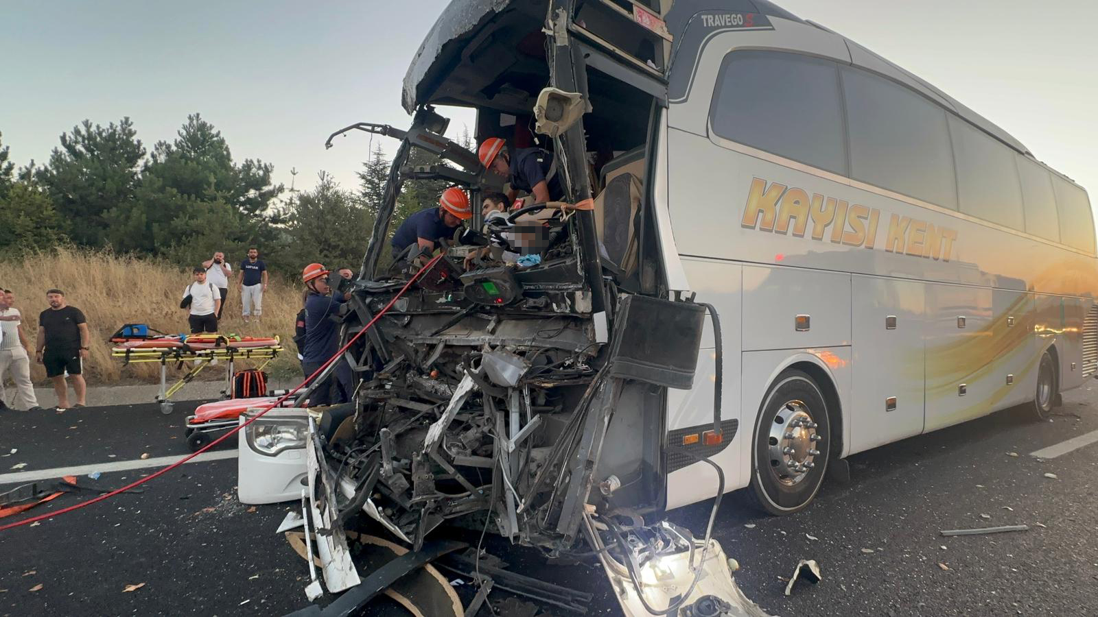 Bolu’da Anadolu Otoyolu’nda meydana gelen trafik kazasında, yolcu otobüsünün soğan