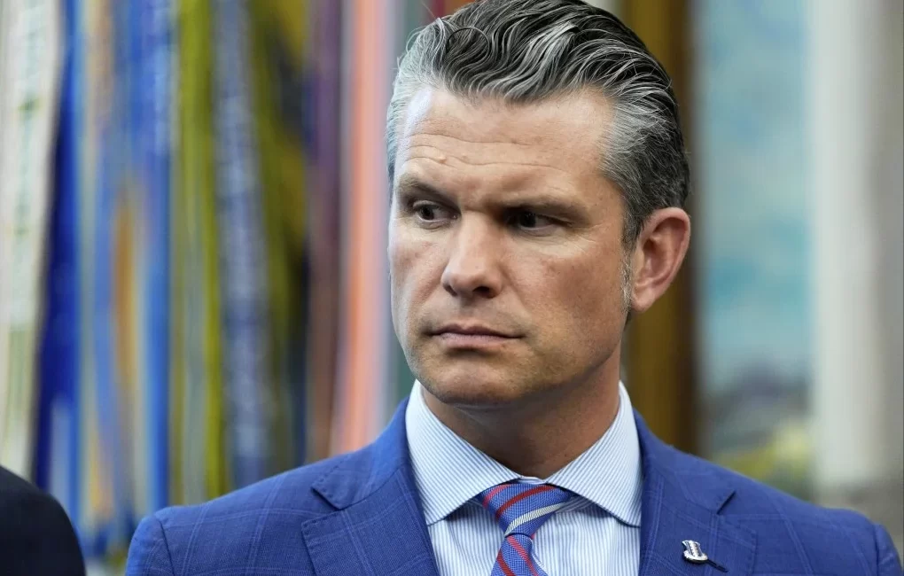   ABD Savunma Bakanı Pete Hegseth, basın mensuplarının Pentagon koridorlarında