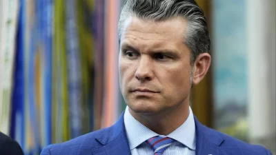 &nbsp; ABD Savunma Bakanı Pete Hegseth, basın mensuplarının Pentagon koridorlarında