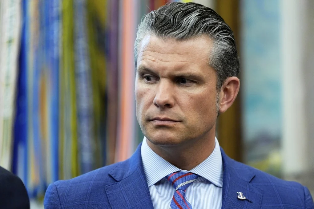  ABD Savunma Bakanı Pete Hegseth, basın mensuplarının Pentagon koridorlarında