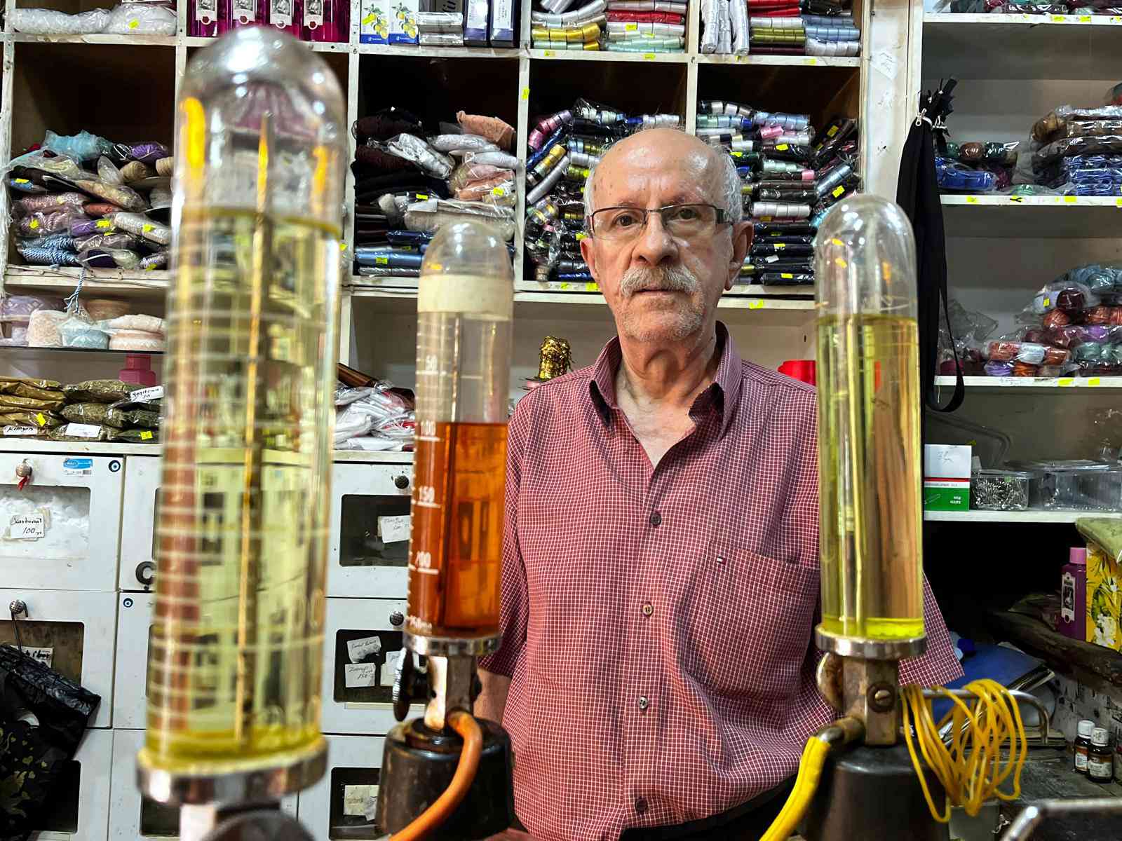 Mehmet Çakay (79), Edirne’nin tarihi Ali Paşa Çarşısı’nda, 50 yıl