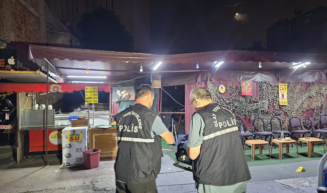 Adana’nın Seyhan ilçesinde, motosikletli şüphelilerin çay ocağına tabancayla düzenlediği saldırı