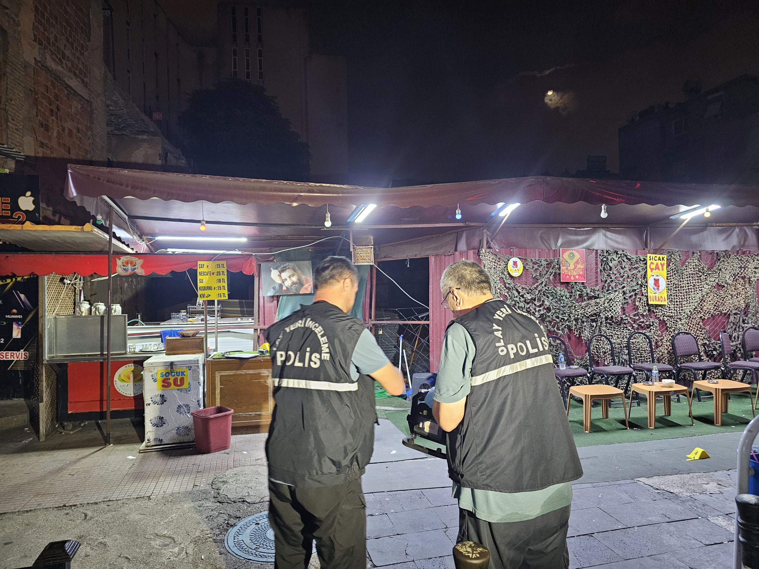 Adana’nın Seyhan ilçesinde, motosikletli şüphelilerin çay ocağına tabancayla düzenlediği saldırı