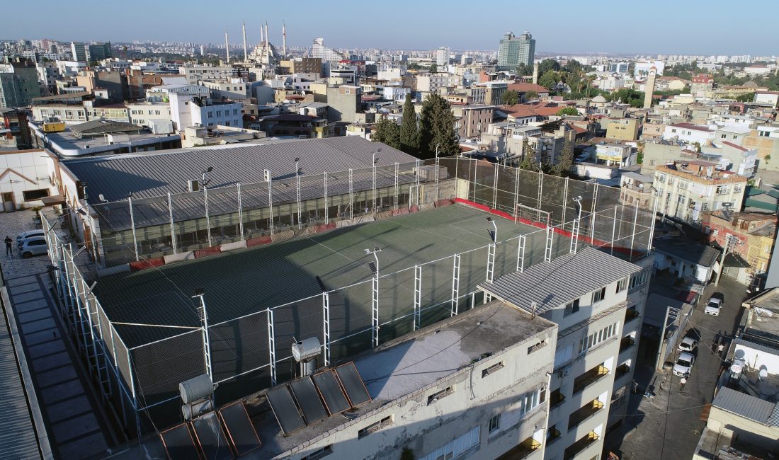 Adana’nın Seyhan ilçesinde bulunan 5 katlı iş hanının çatısına kurulan