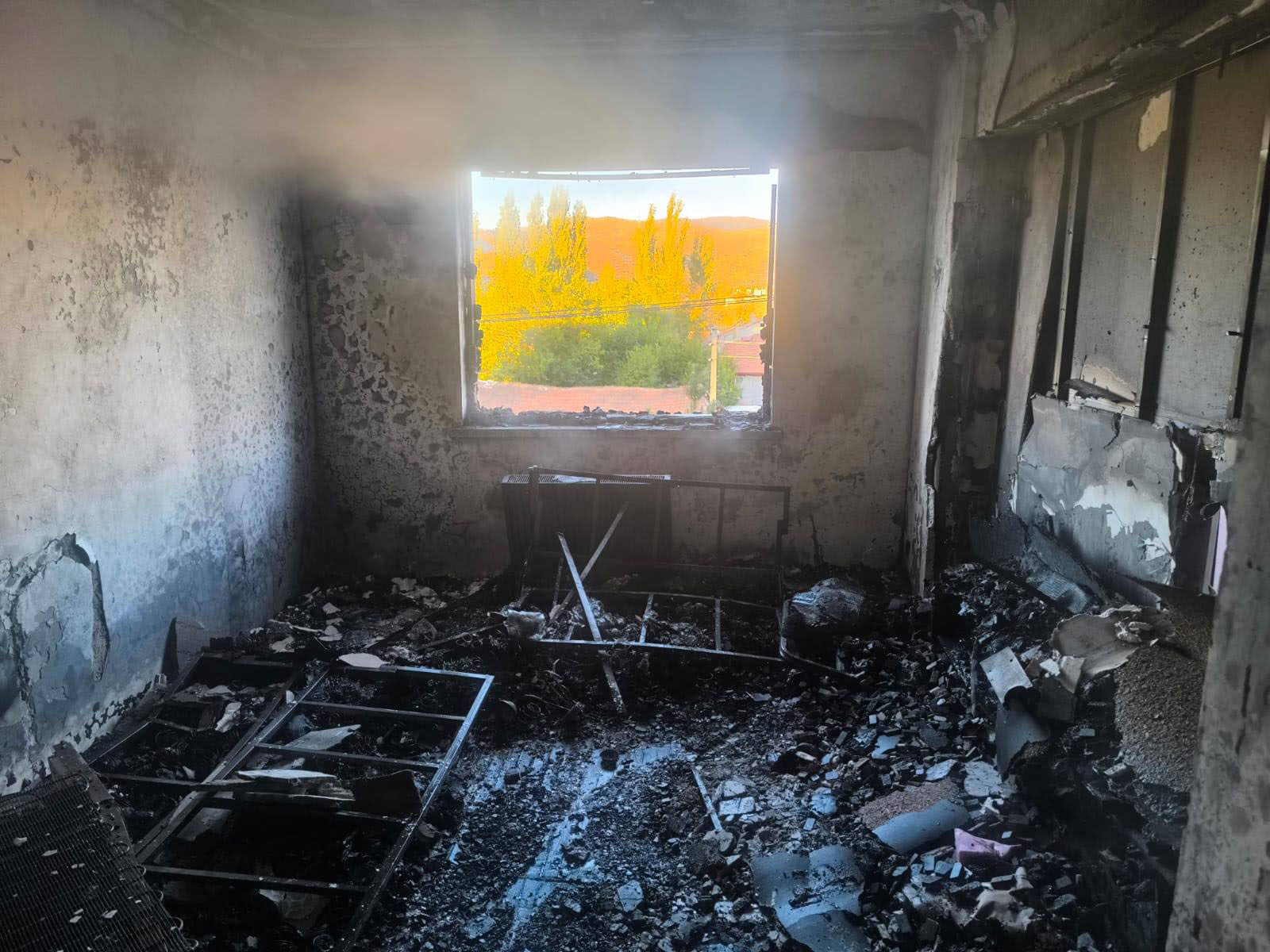 Afyonkarahisar’ın Mareşal Fevzi Çakmak Mahallesi’nde 4 katlı bir apartmanın 3’üncü