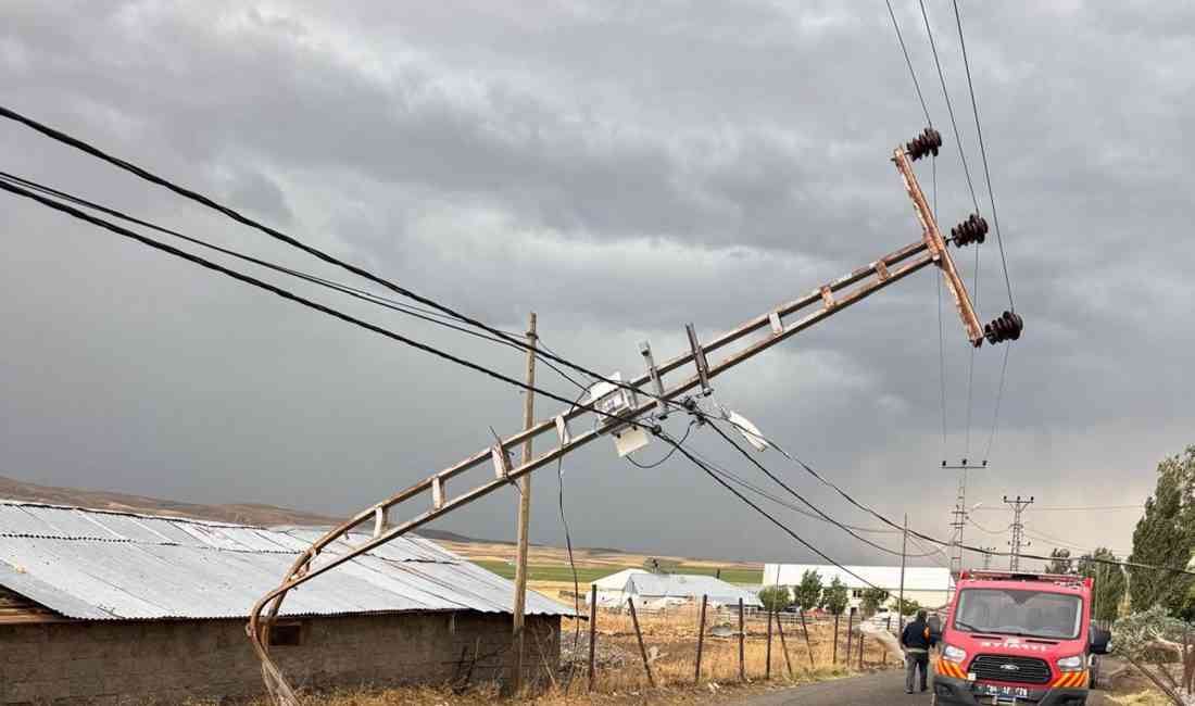 Ağrı’nın Tezeren köyünde sabah saatlerinde etkili olan kuvvetli rüzgar, büyük