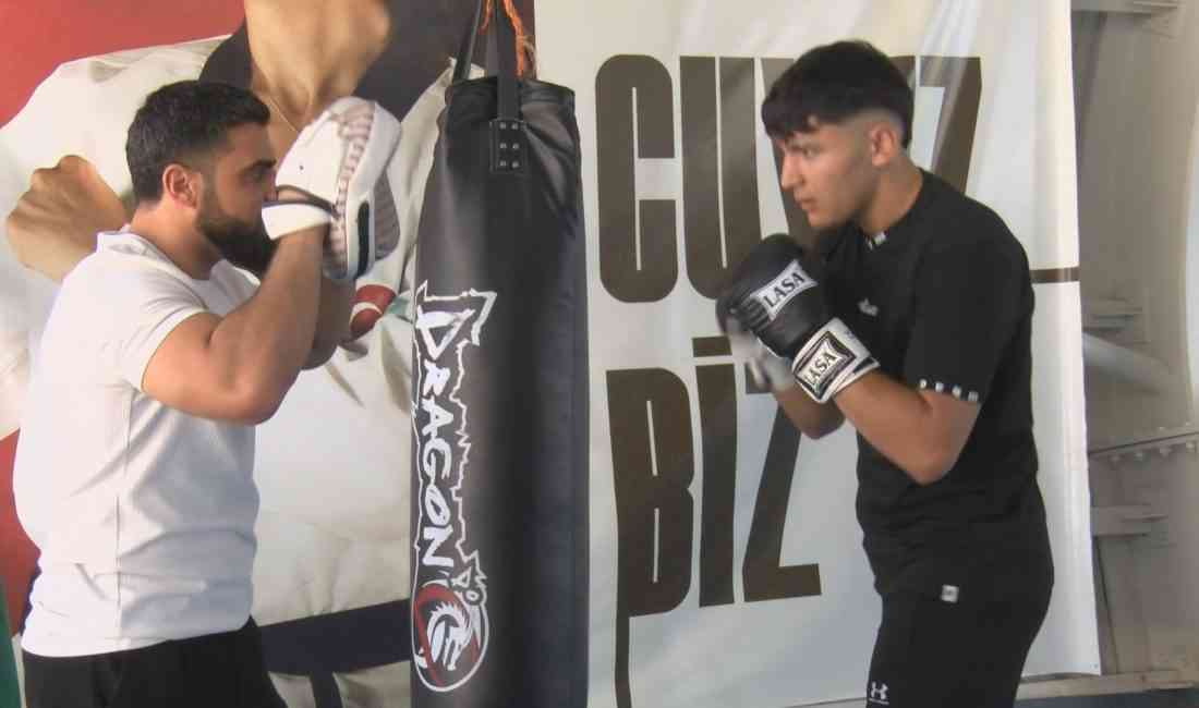 Çınar Hansu (18), 12 yaşında başladığı boks yolculuğunda önemli başarılar