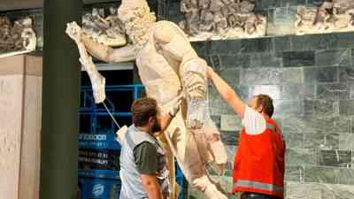 Antalya Arkeoloji Müzesi’nde yer alan Herakles Lahdi ve Yorgun Herakles