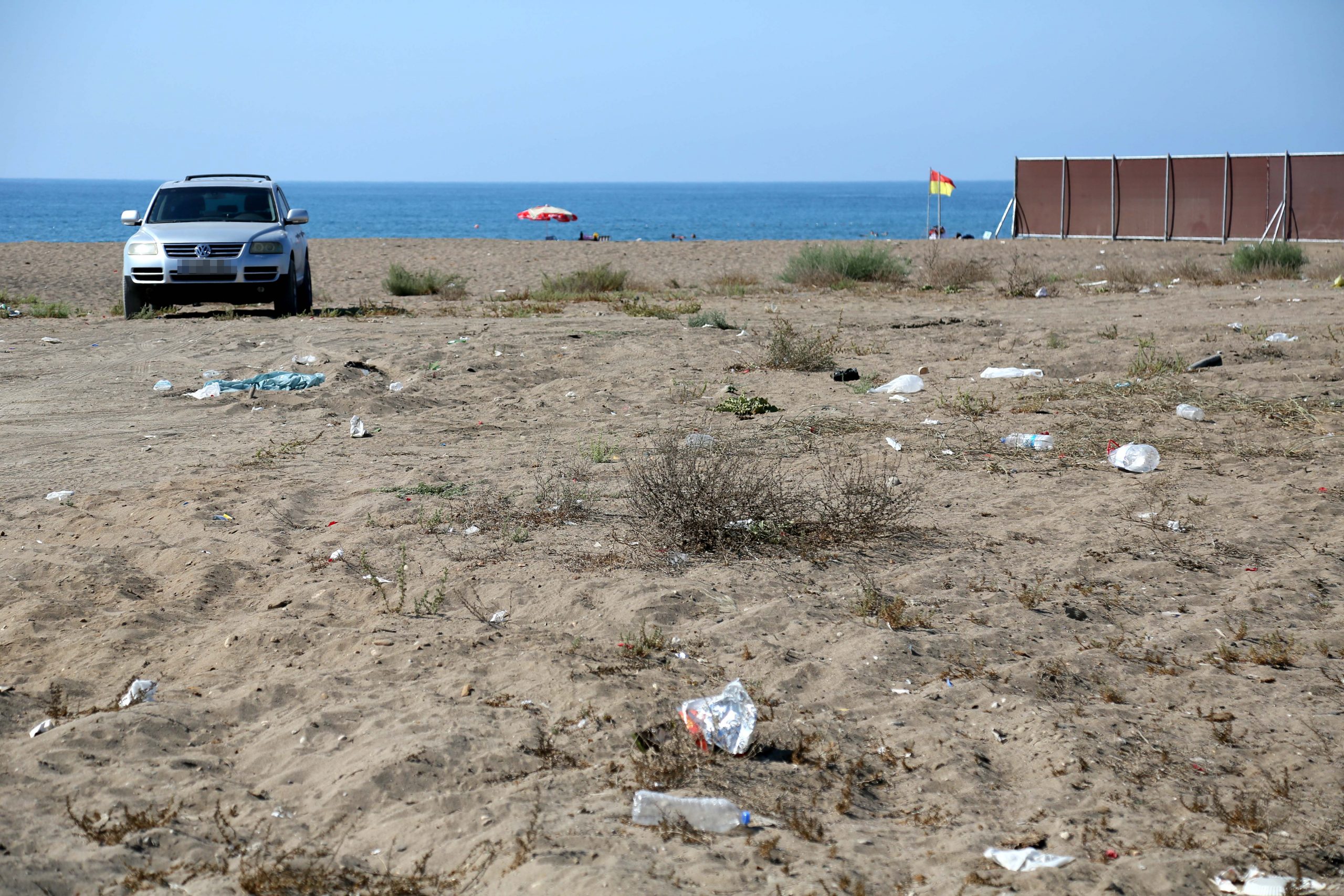 Antalya’nın Aksu ilçesindeki caretta caretta yuvalama alanı Kumköy sahilinde çöp