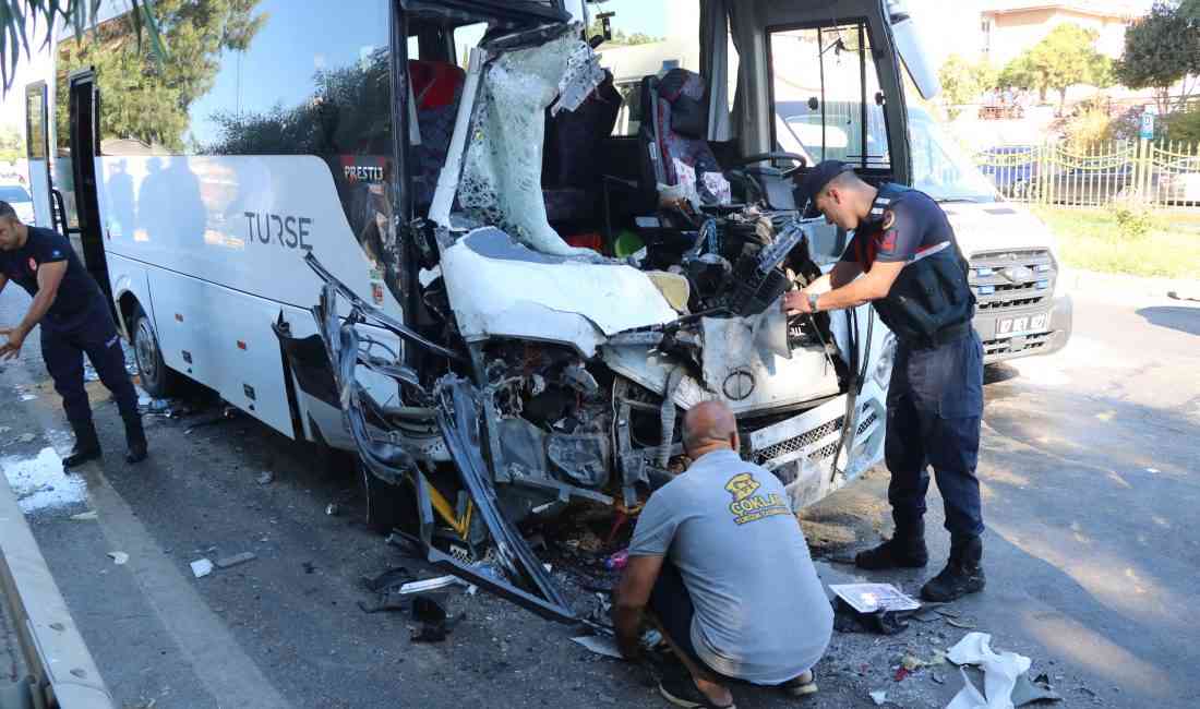 Antalya’nın Alanya ilçesinde tur midibüsü ile şehir içi yolcu midibüsünün