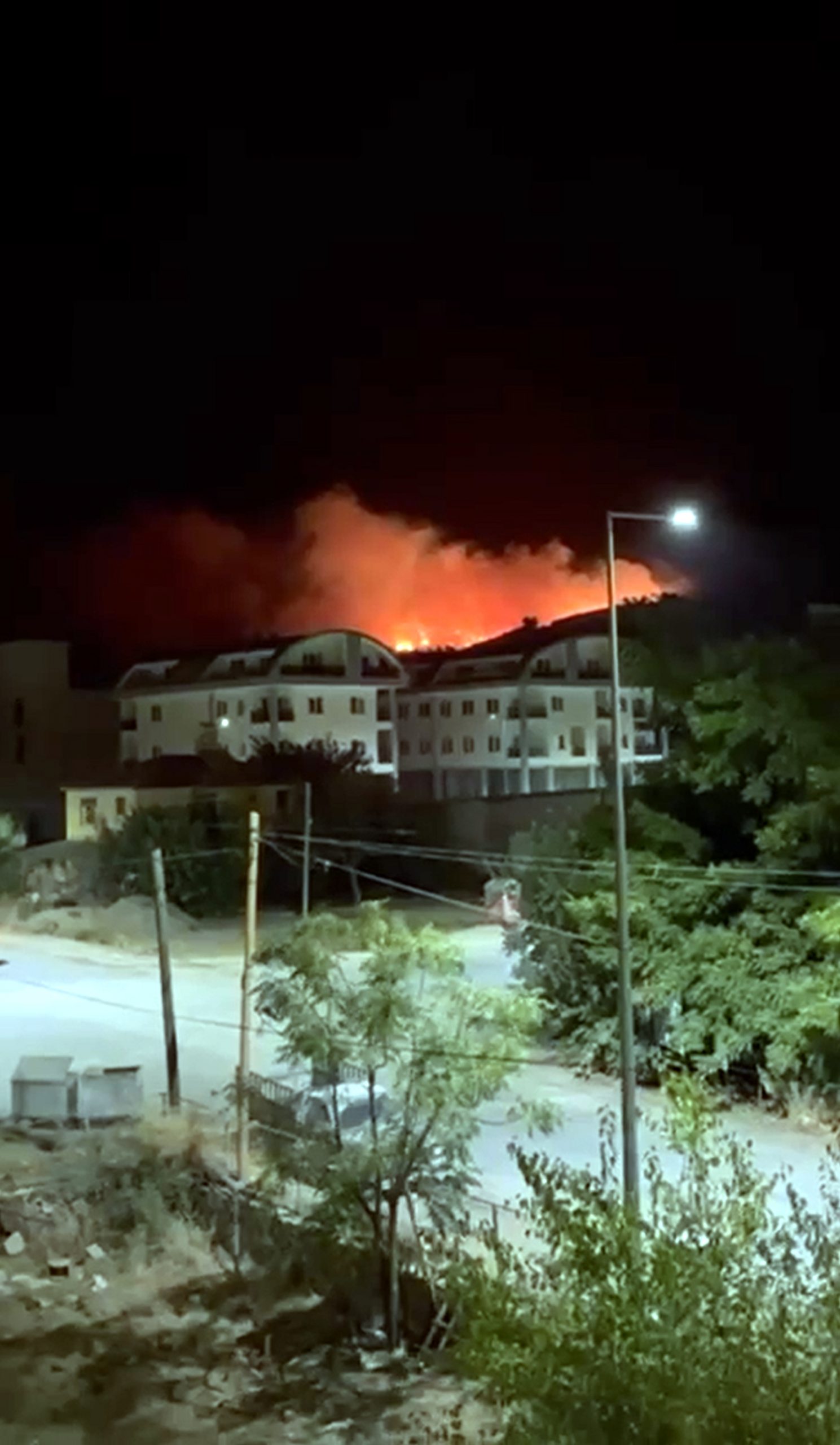 Antalya’nın Alanya ilçesinde çıkan orman yangınına ekiplerin müdahalesi sürüyor. Yangın,