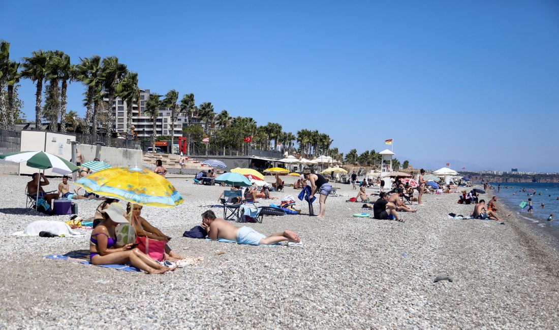 Antalya’da hava sıcaklığının 39 dereceye yükseldiği, deniz suyu sıcaklığının ise