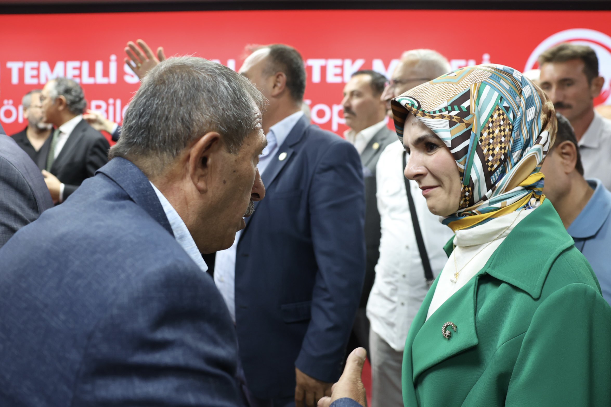 Aile ve Sosyal Hizmetler Bakanı Mahinur Özdemir Göktaş, muhtarlarla bir