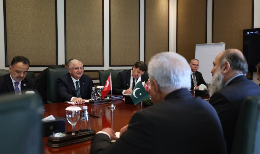 Milli Savunma Bakanı Yaşar Güler, Pakistan Ticaret Bakanı Jam Kamal Khan ile Görüştü Milli Savunma Bakanı Yaşar Güler, Türkiye-Pakistan Karma Ortak Komisyonu (KEK)