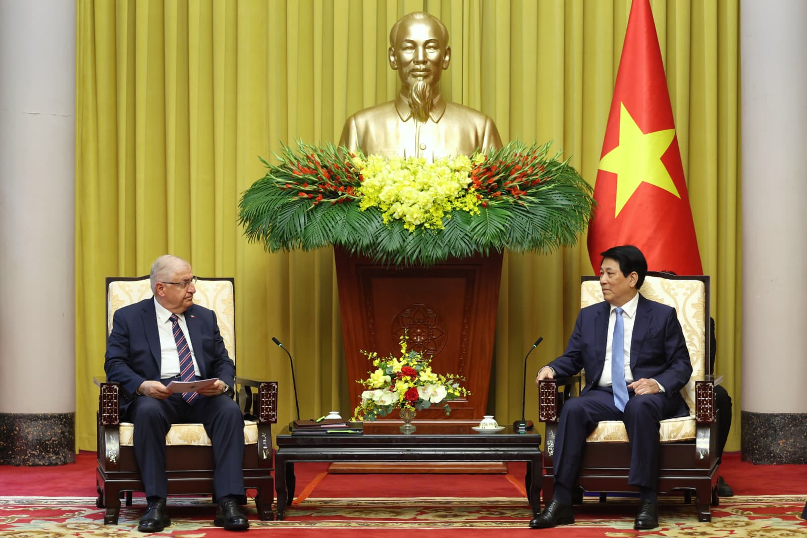 Milli Savunma Bakanı Yaşar Güler, Vietnam Cumhurbaşkanı Luong Cuong tarafından