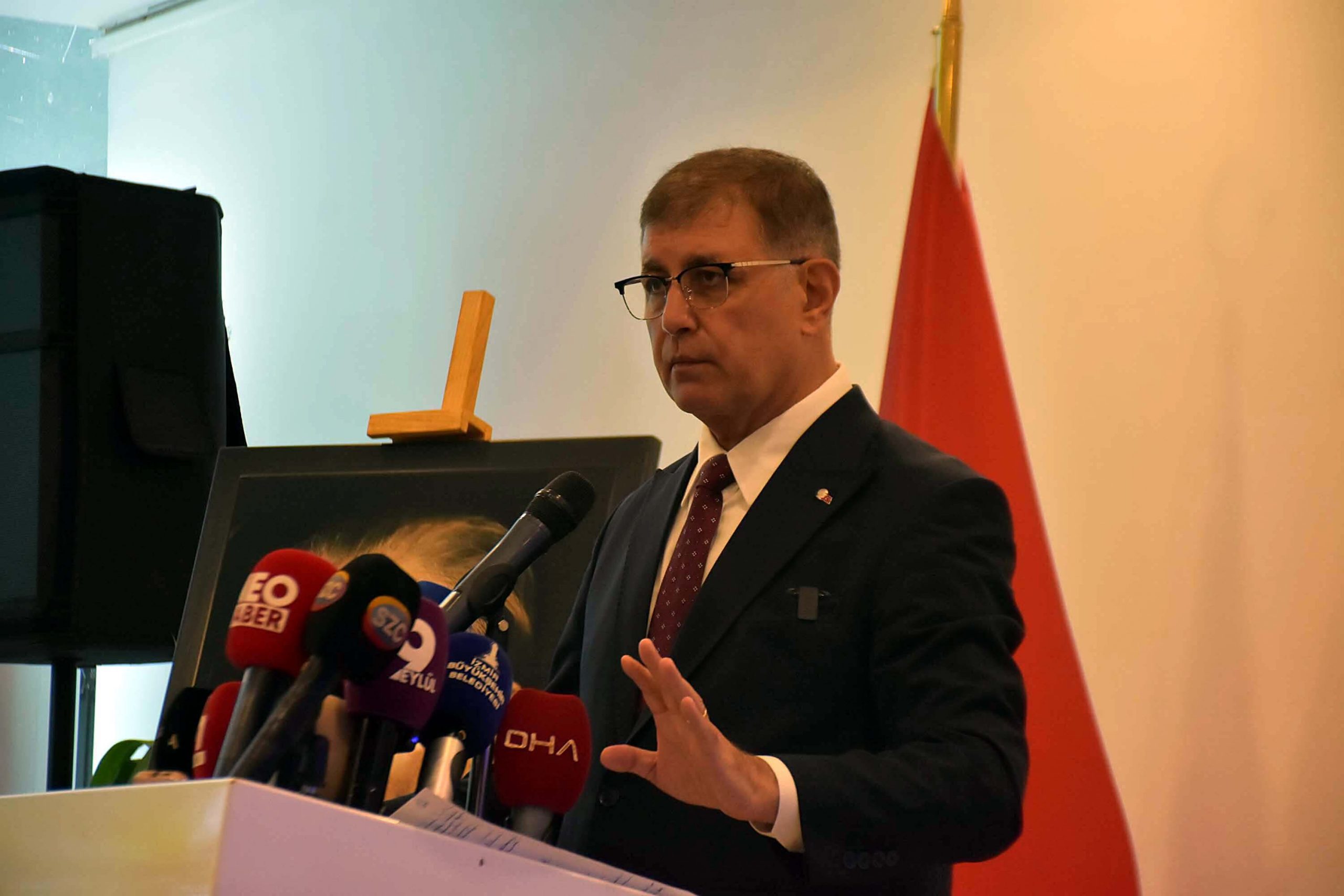 İzmir Büyükşehir Belediye Başkanı Cemil Tugay, artan çöp sorunu ve