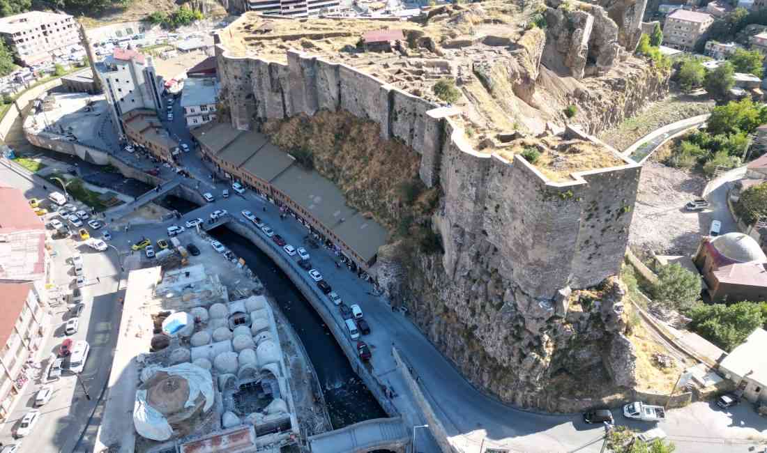 Bitlis’te Ahlat Müzesi Başkanlığı tarafından yürütülen kazılarda, kalenin kapısına ait