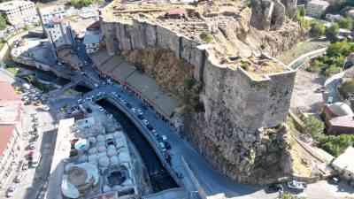 Bitlis’te Ahlat Müzesi Başkanlığı tarafından yürütülen kazılarda, kalenin kapısına ait