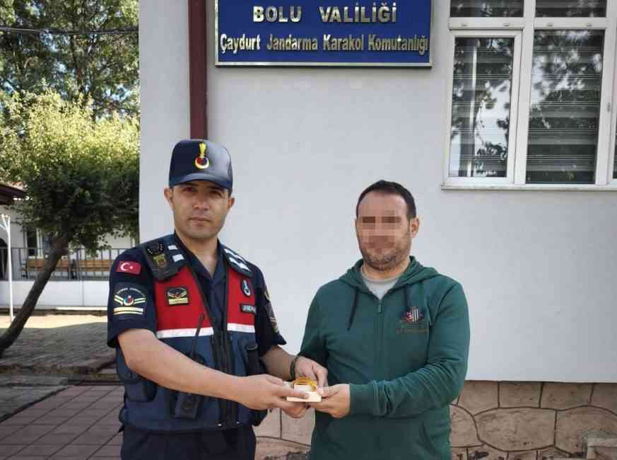Bolu’da, bir vatandaş tarafından bulunan çanta, jandarma ekiplerinin titiz çalışması