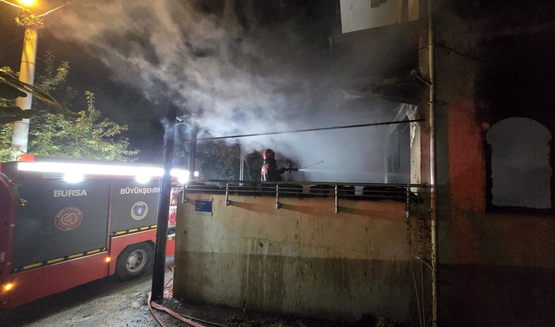 Bursa’nın Mudanya ilçesinde 3 katlı kullanılmayan bir binanın giriş katında