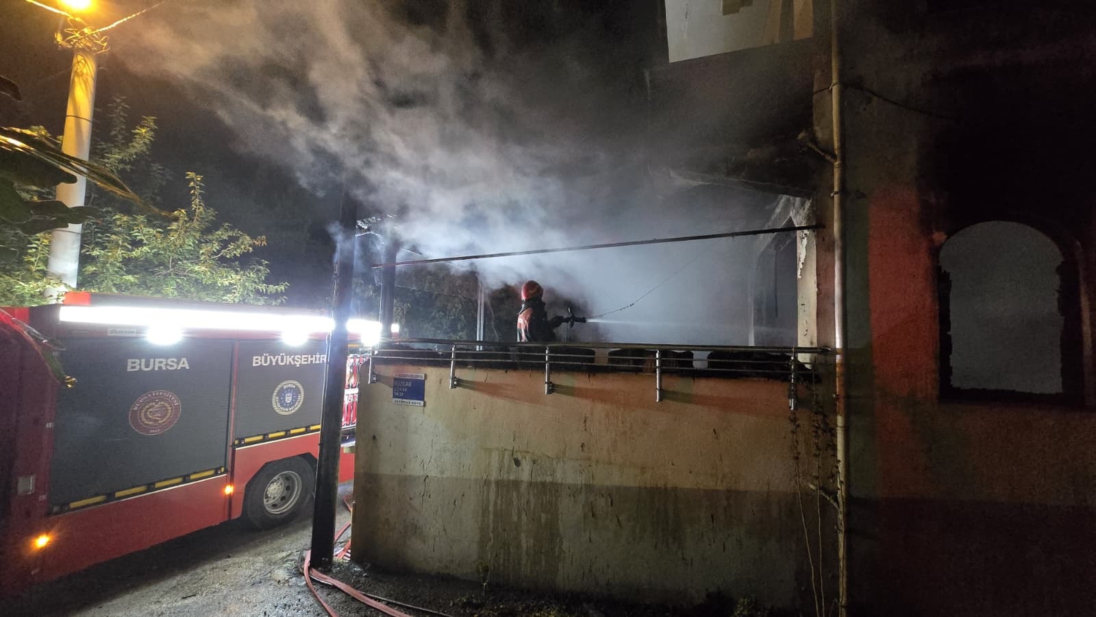 Bursa’nın Mudanya ilçesinde 3 katlı kullanılmayan bir binanın giriş katında