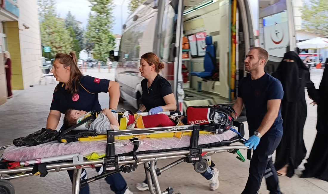 Bursa İnegöl’de 5 Yaşındaki Çocuk, Apartmanın 3. Katından Düşerek Ağır Yaralandı Bursa’nın İnegöl ilçesinde, 5 yaşındaki Suriye uyruklu Ayea A., yaşadığı