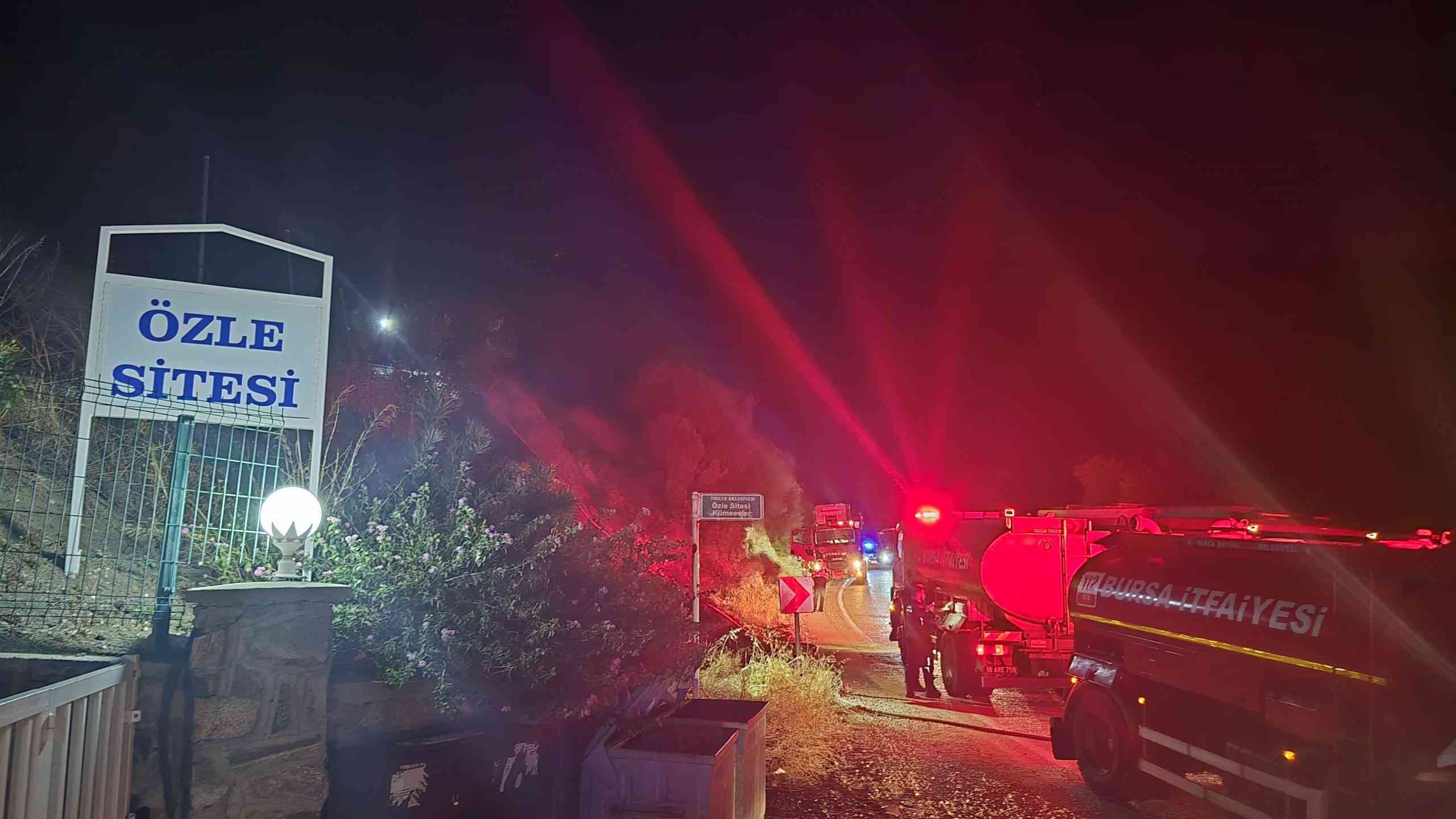 Bursa’nın Mudanya ilçesinde gece saatlerinde çıkan anız yangını, itfaiye ekiplerinin