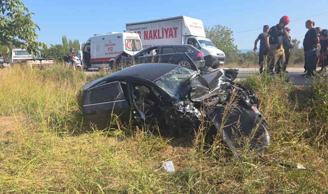 Bursa’nın Orhangazi ilçesinde iki otomobilin kafa kafaya çarpışması sonucu 4
