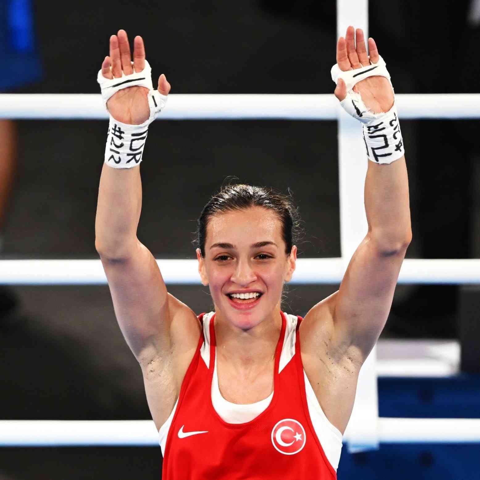 Milli boksör Buse Naz Çakıroğlu, İngiltere’nin Liverpool kentinde düzenlenen Dünya