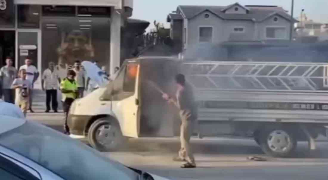 Hatay’ın Defne ilçesi Çekmece Mahallesi’nde, bir kamyonetin motor kısmında çıkan
